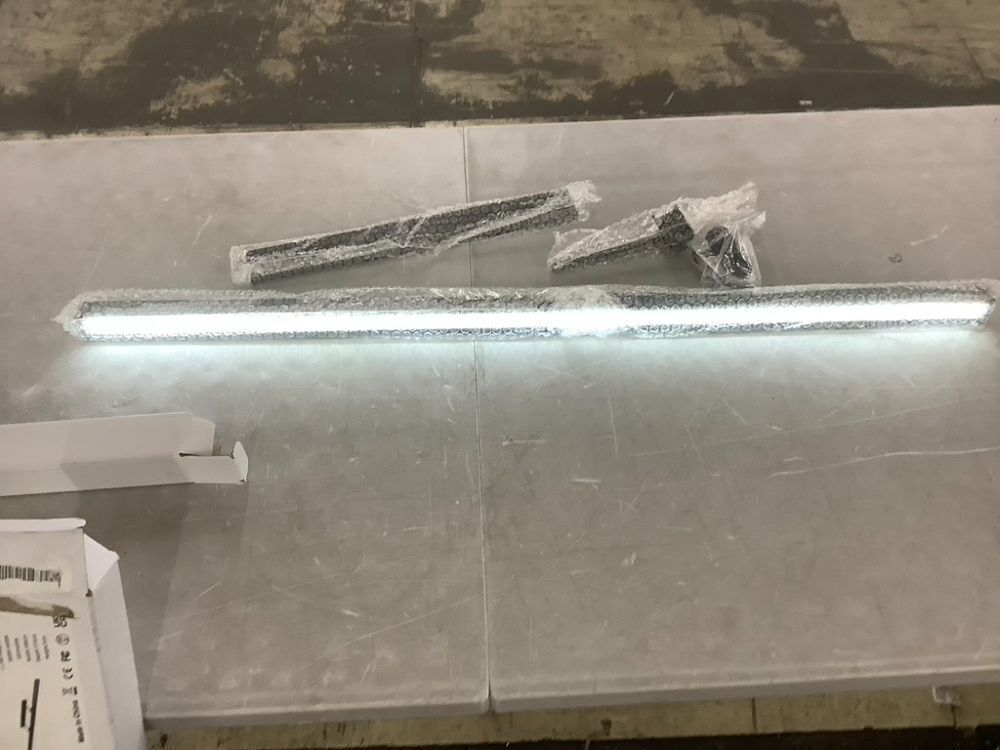 Large Battery Operated Wireless Picture Light, 39.4" - Image 2 - Lot 611