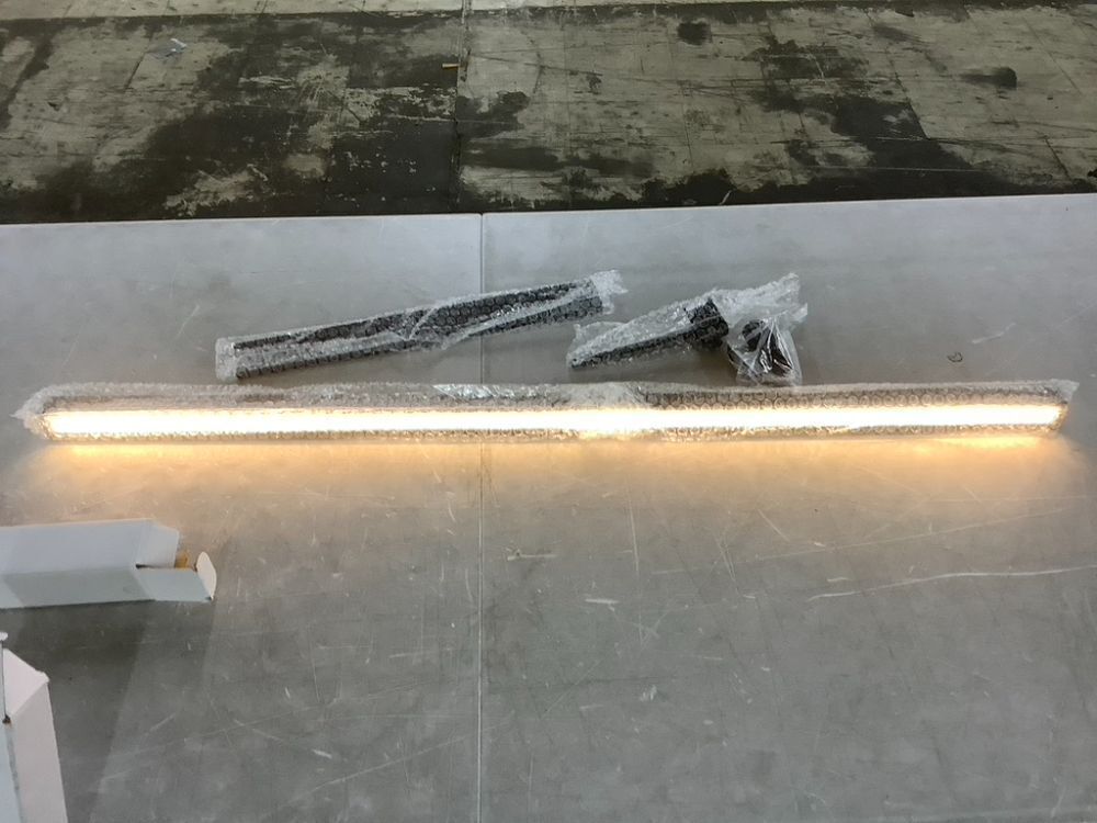 Large Battery Operated Wireless Picture Light, 39.4" - Image 4 - Lot 611