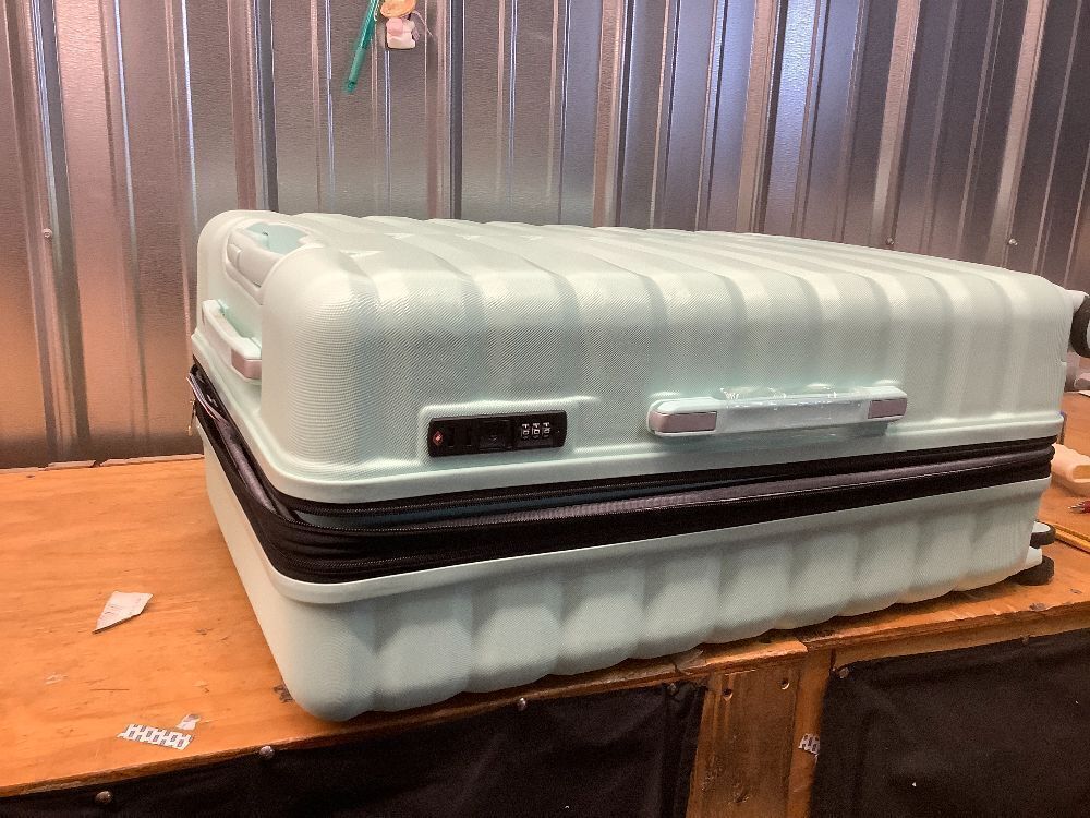 WireHot Luggage 3 Piece Set - Image 4 - Lot 8590