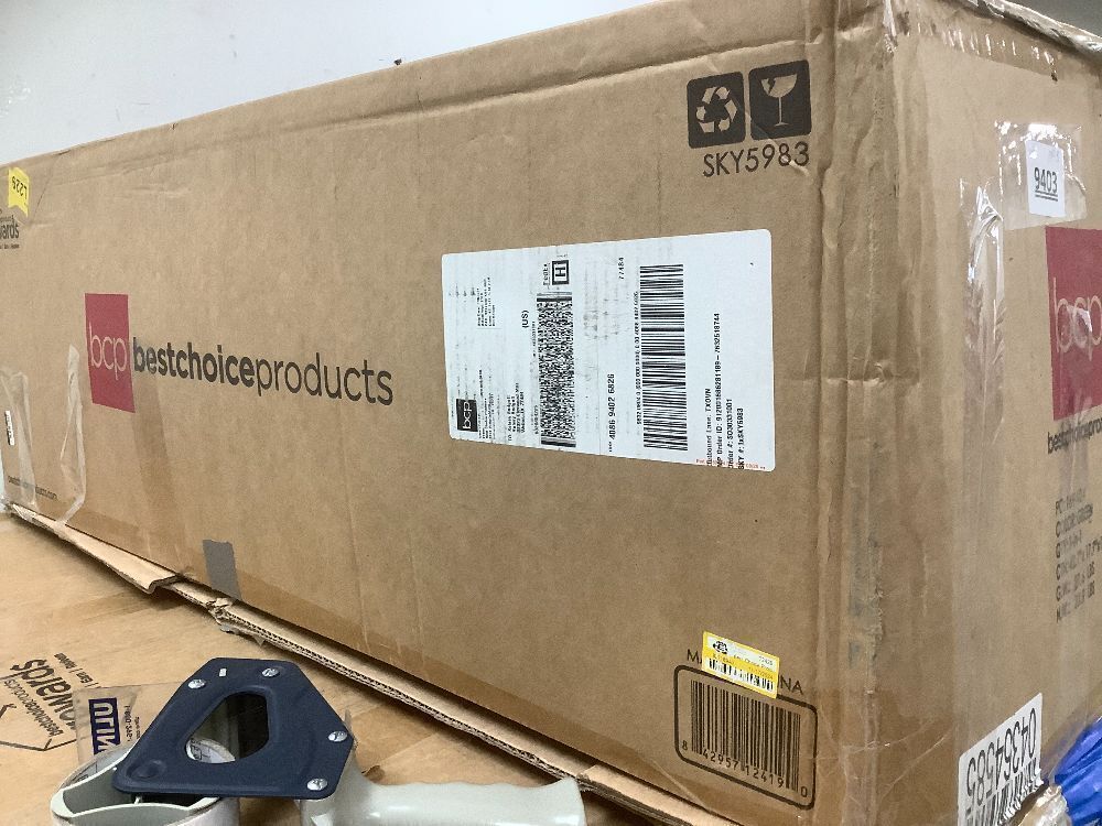 Pre-Lit Artificial Fir Christmas Wreath w/ LED Lights, Plug-In, PVC Tips - Image 4 - Lot 9403