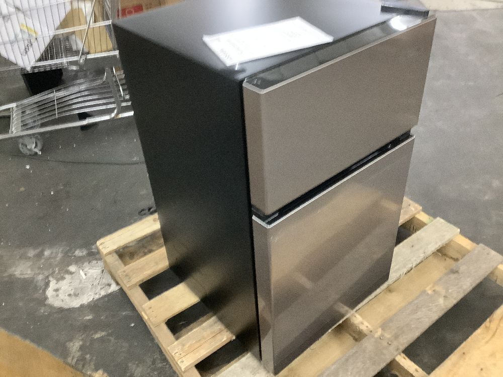 Vissani 3.1 cu. ft. 2-Door Mini Refrigerator in Stainless Steel with Freezer - Image 4 - Lot 67JF