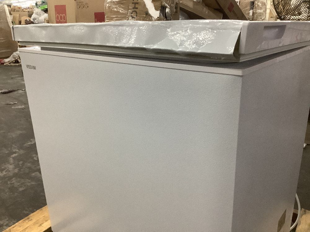 Vissani 7.0 cu. ft. Manual Defrost Chest Freezer with LED Light in White - Damaged Lid - Image 5 - Lot 95JF