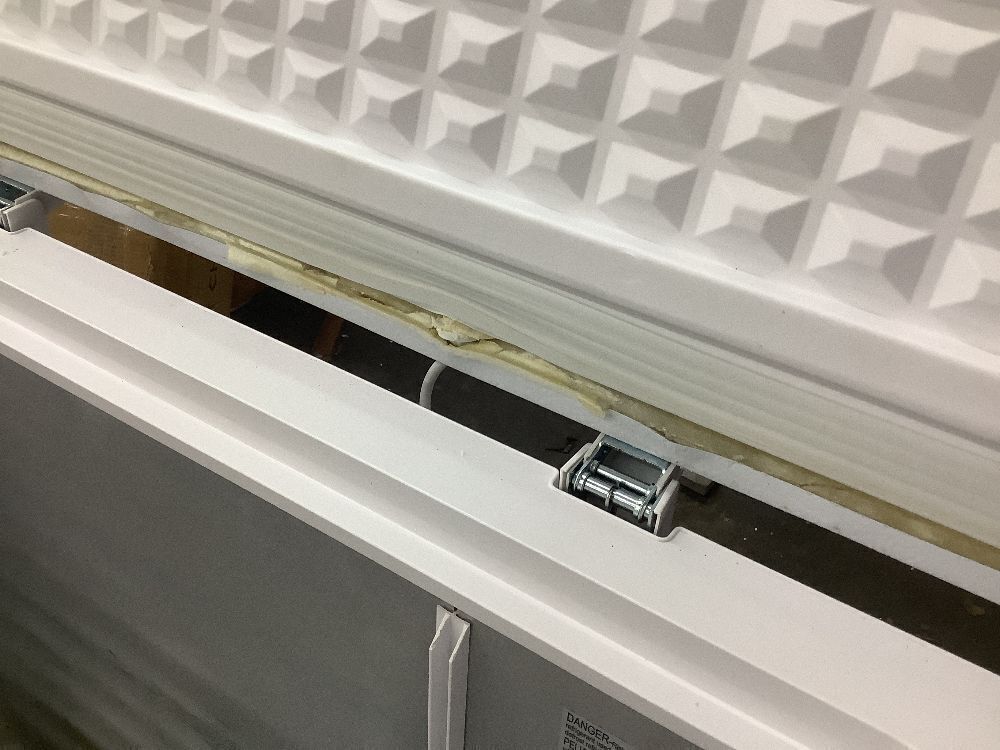 Vissani 7.0 cu. ft. Manual Defrost Chest Freezer with LED Light in White - Damaged Lid - Image 7 - Lot 95JF