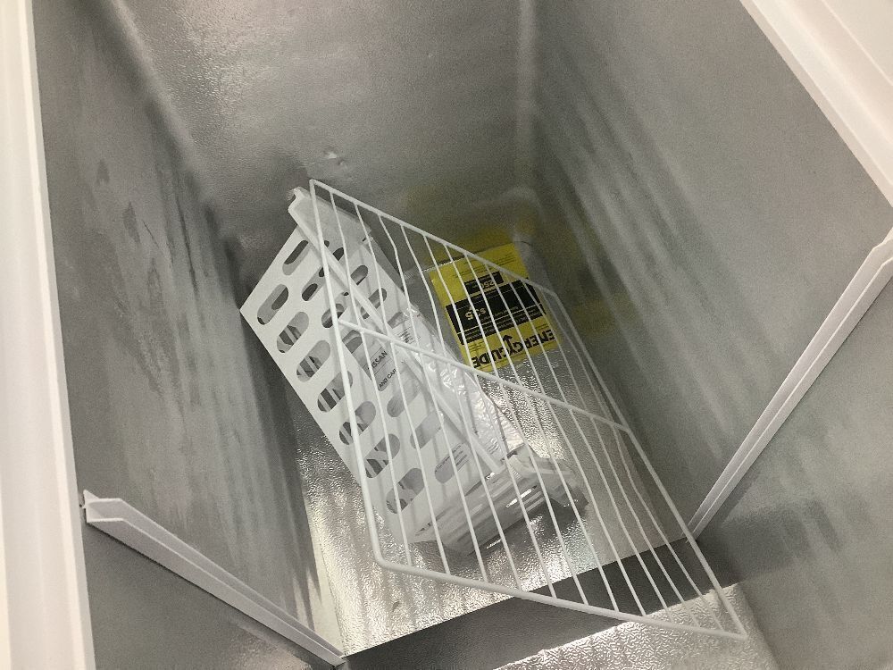 Vissani 7.0 cu. ft. Manual Defrost Chest Freezer with LED Light in White - Damaged Lid - Image 8 - Lot 95JF