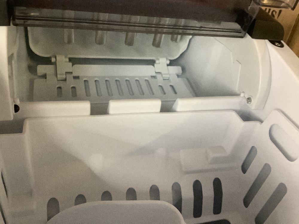 9 in. 26.5lb./24H Bullet Ice Countertop Portable Ice Maker in Silver 9 Cubes/6Mins Auto-Cleaning, with Basket and Scoop - Image 4 - Lot 253JF
