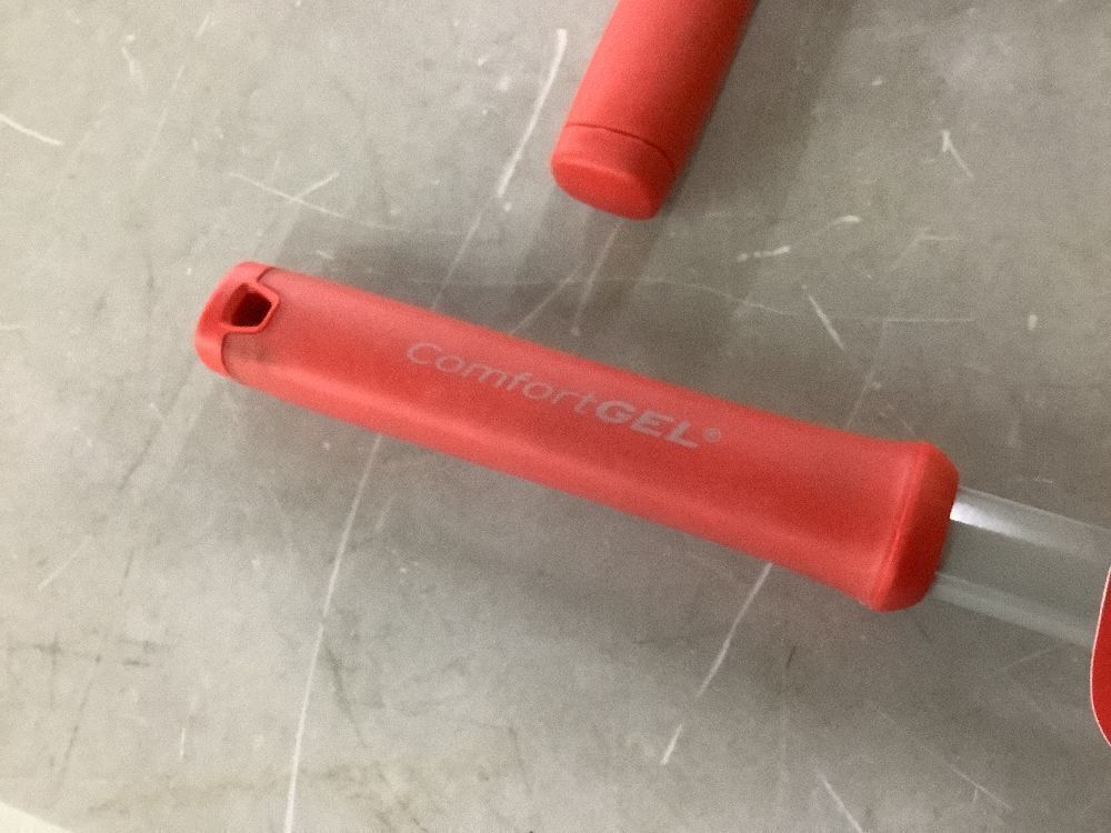 Corona MAX 38 in. SodPLUGGER with Carbon Steel Handle & ComfortGEL 2-Prong 39 in. Steel Extended Reach Weeder - Image 4 - Lot 259JF