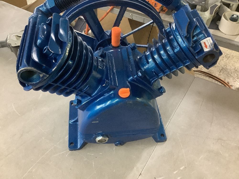 Air Compressor Pump Head - Image 6 - Lot 366