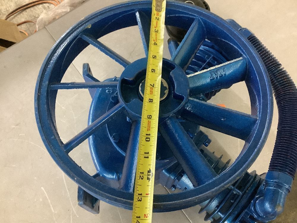 Air Compressor Pump Head - Image 10 - Lot 366