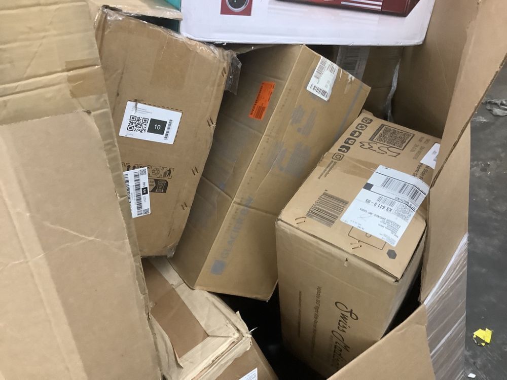 Salvage Pallet. Items Will Be Damaged or Incomplete. - Image 2 - Lot 670