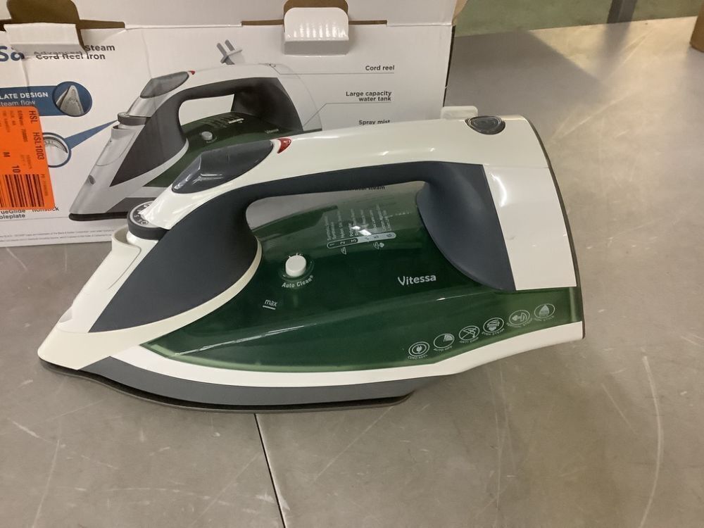 BLACK+DECKER Vitessa Advanced Steam Iron with Retractable Cord - Image 3 - Lot 764JF