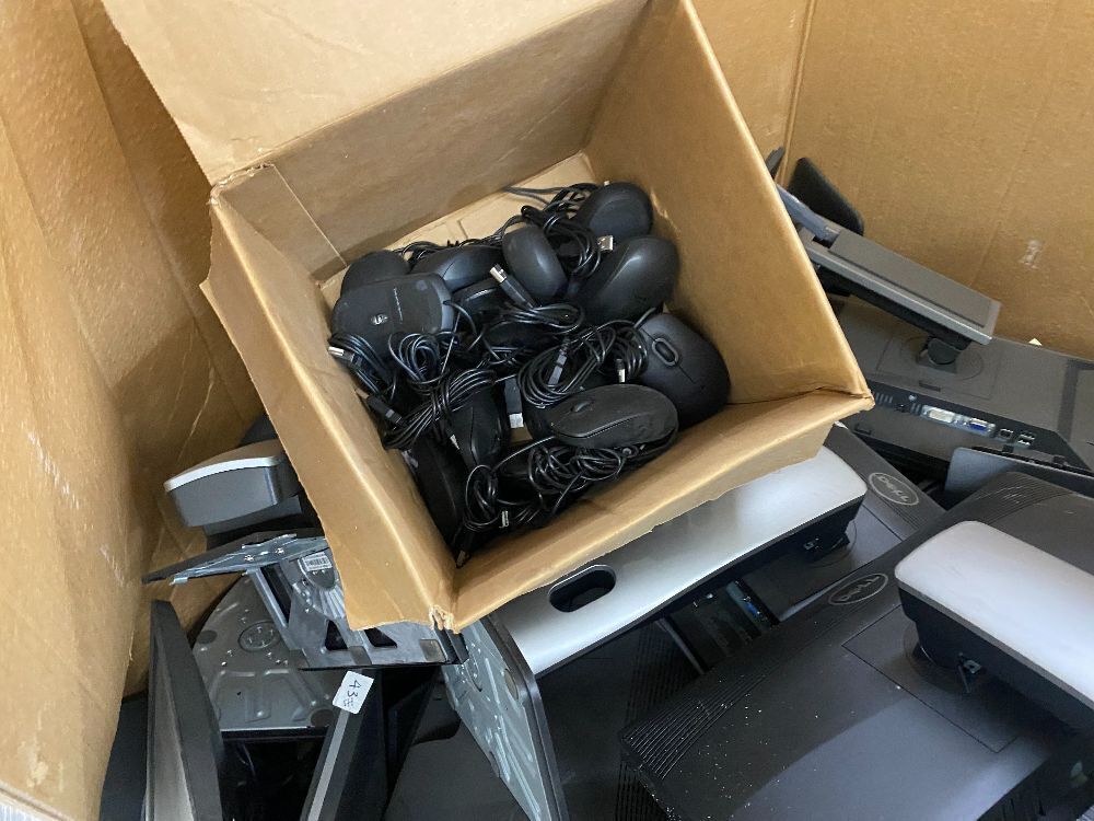 Pallet of Computer Monitors - Uninspected, For Parts or Repair - Image 4 - Lot 791