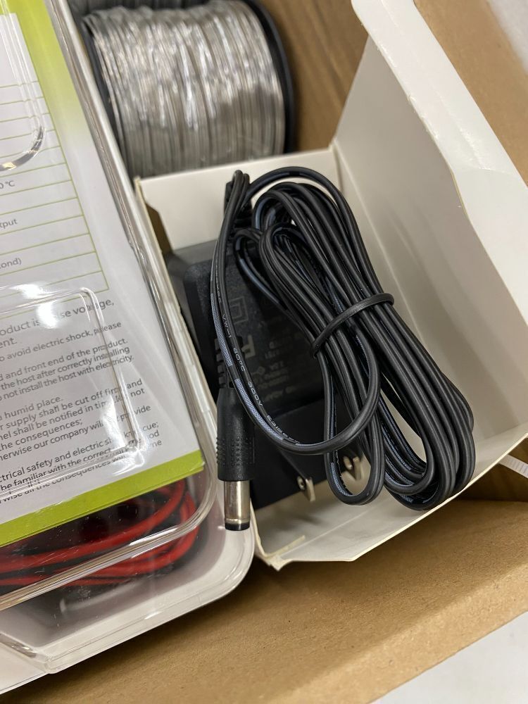 Lifence AC&DC 2 in 1 Powered Supply 8 Mile Electric Fence Energizer - Crack in Plastic Box - Image 5 - Lot 719