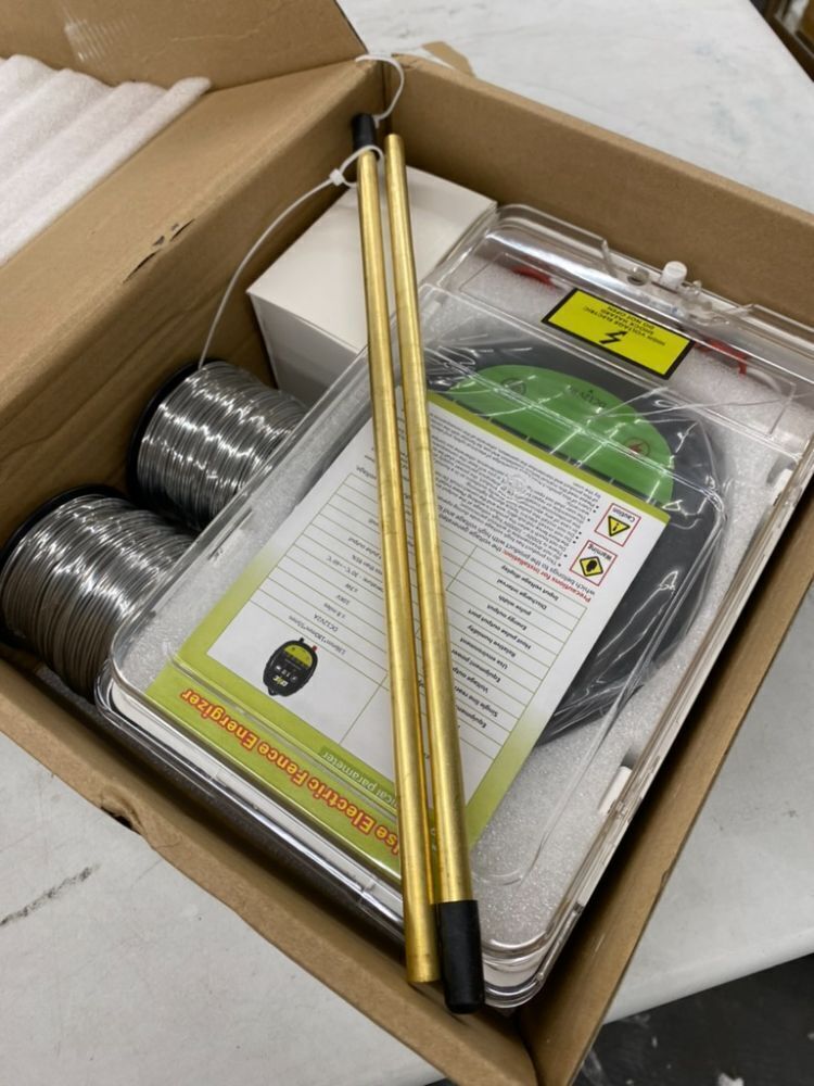 Lifence AC&DC 2 in 1 Powered Supply 8 Mile Electric Fence Energizer - Crack in Plastic Box - Image 6 - Lot 719