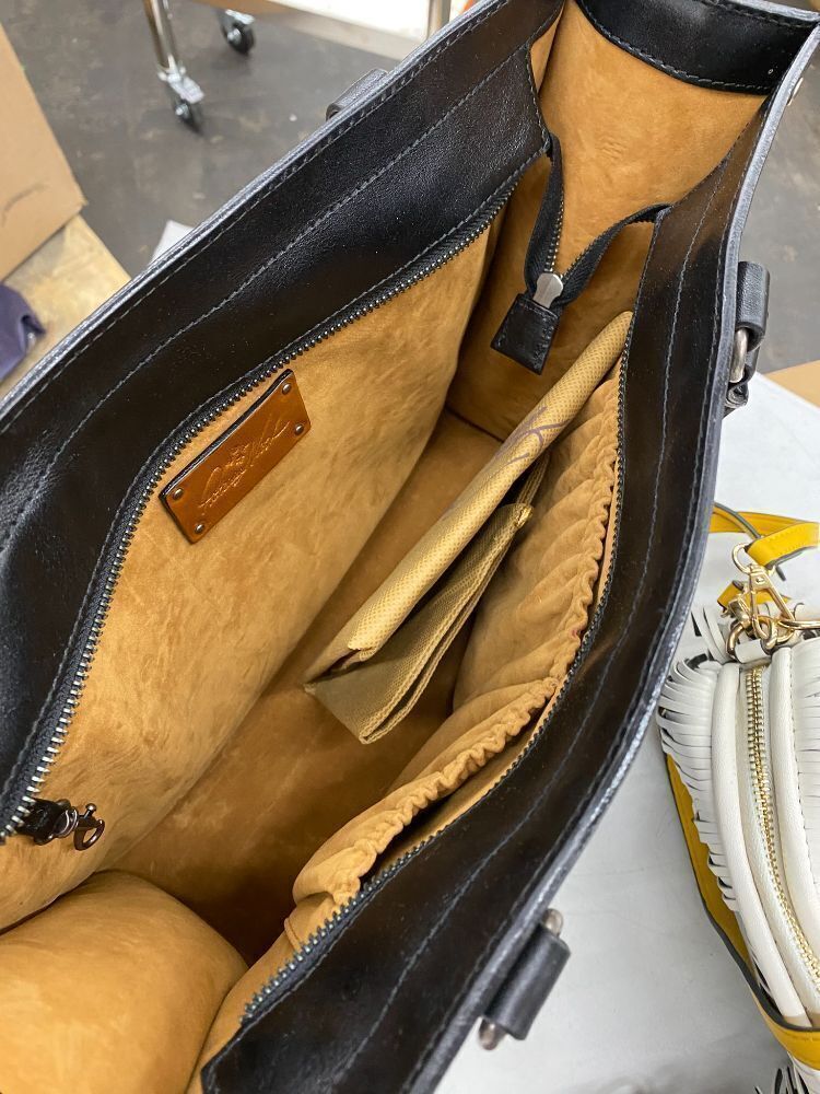 Lot of (3) Handbags & (1) Toiletries Bag - Image 5 - Lot 722