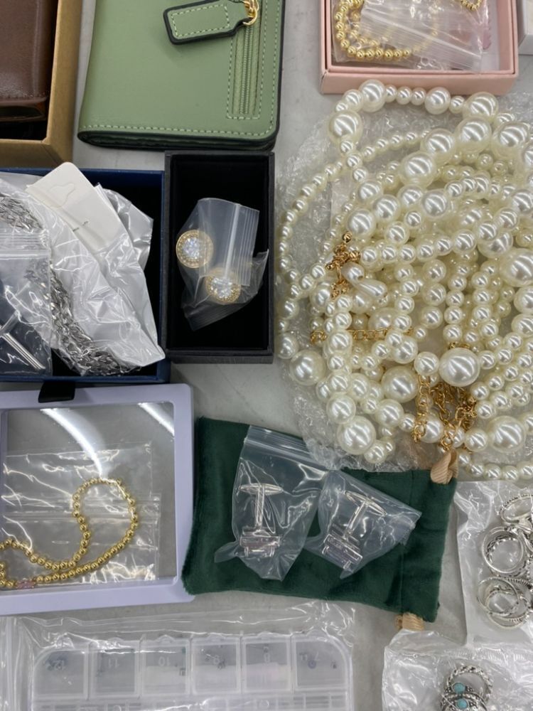 Large Lot of Jewerly, Watch & Wallets - Image 7 - Lot 723