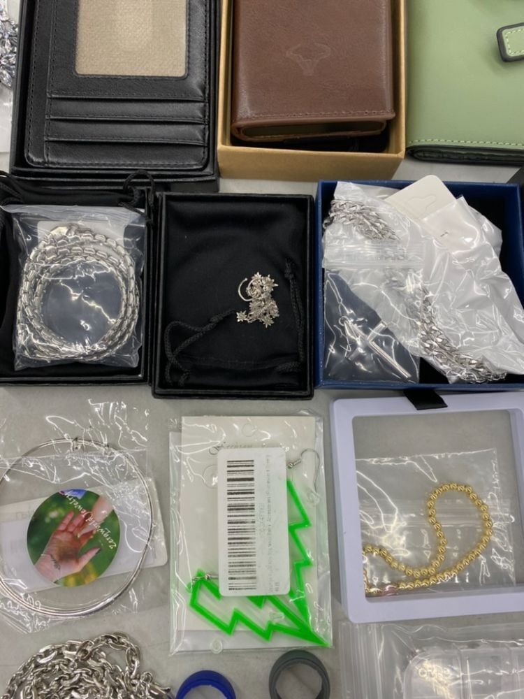 Large Lot of Jewerly, Watch & Wallets - Image 8 - Lot 723