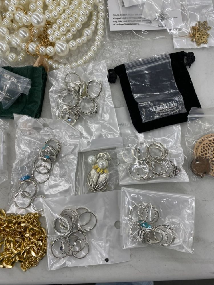 Large Lot of Jewerly, Watch & Wallets - Image 13 - Lot 723