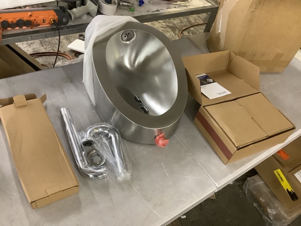 Automatic Wall Mounted Men's Bathroom Urinal - Image 2 - Lot 653