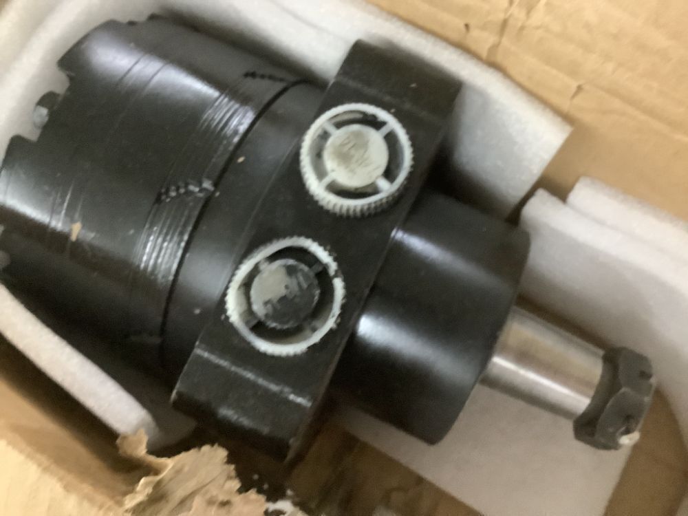Hydraulic Wheel Motor for John Deere 737 757 777 797 7200 7400 8500 - Bent Cap - Image 3 - Lot 659