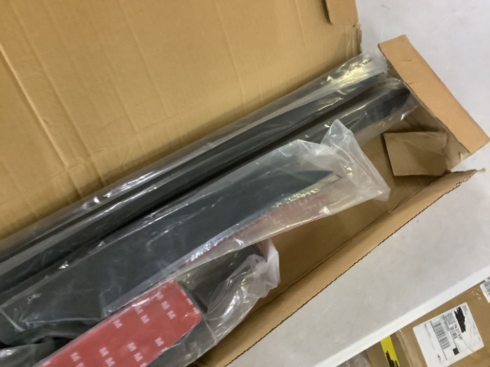 Roof Rack Side Bars for 2018-2024 Chevrolet Equinox - Image 4 - Lot 628