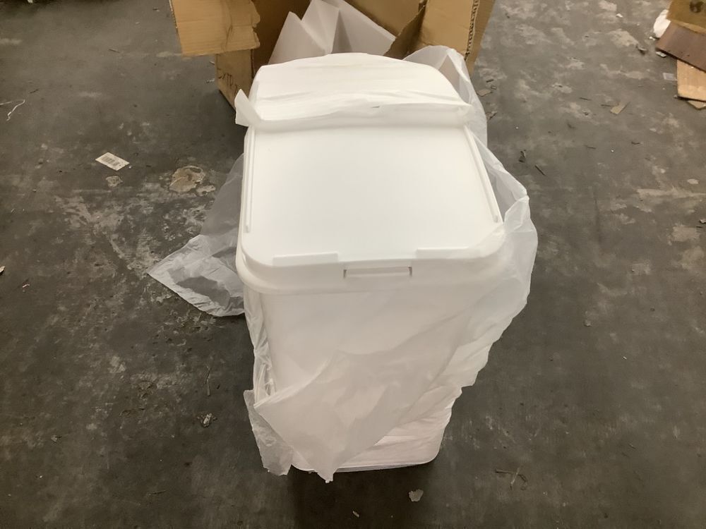 VEVOR 27Gallon Dog Food Bin with Wheels, Scoop, and Airtight Lid - Outside Dirty - Image 4 - Lot 618