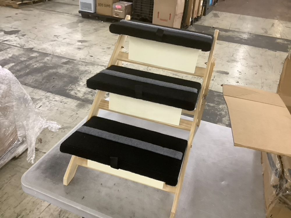 Folding Pet Stairs - Missing 1 Bolt - Image 1 - Lot 375