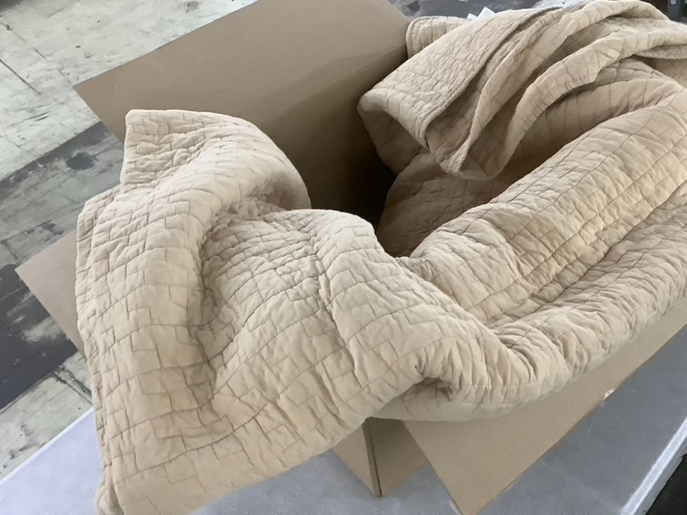 King Size Blanket - Image 2 - Lot 675