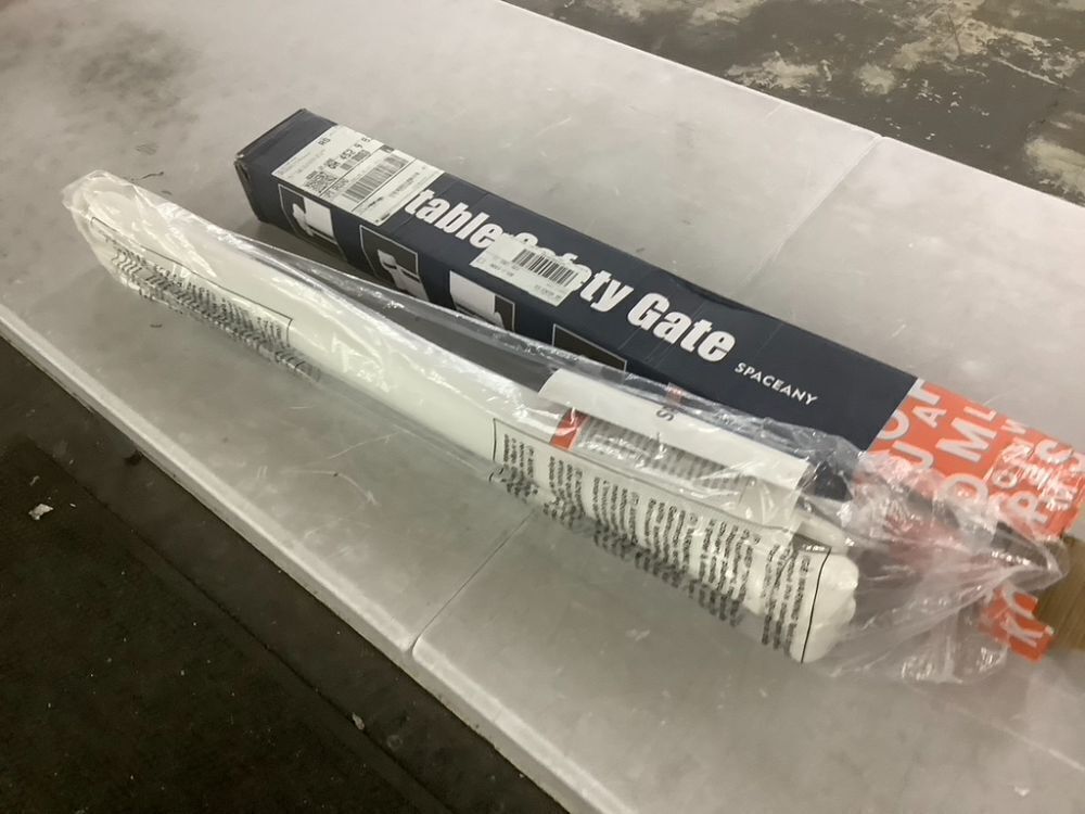 Retractable Baby Gate - Image 2 - Lot 587