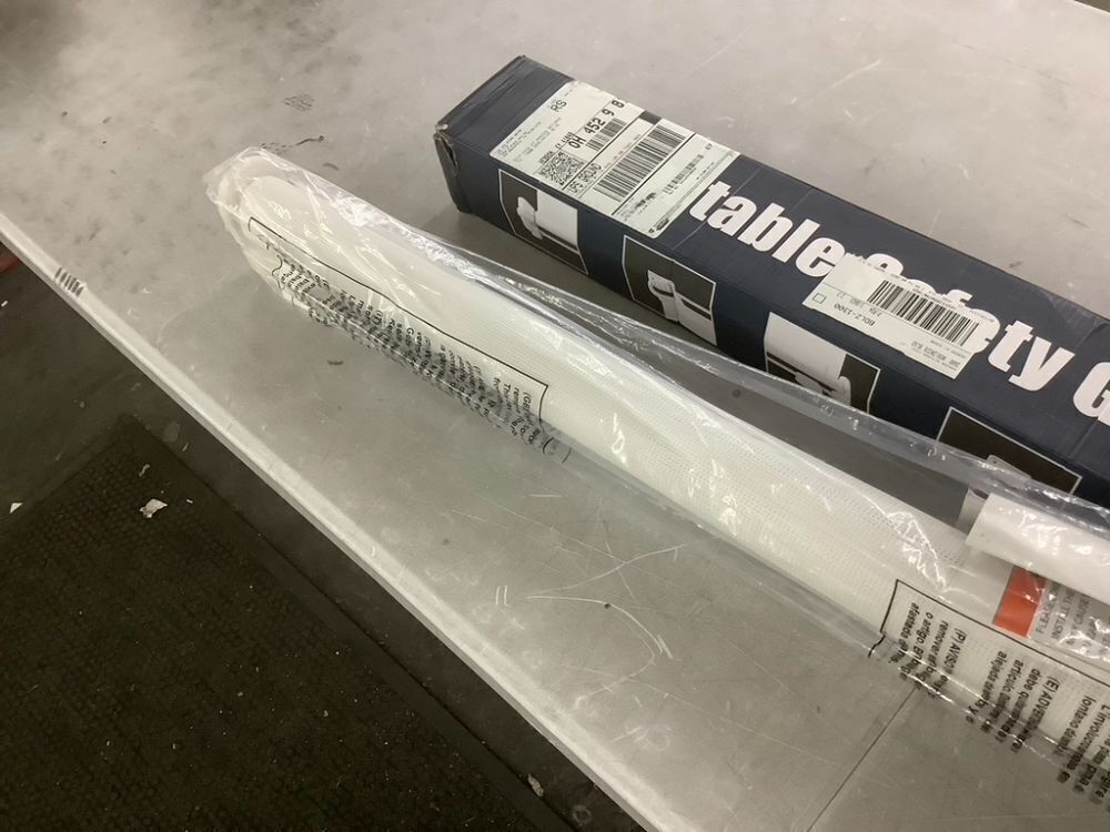 Retractable Baby Gate - Image 4 - Lot 587