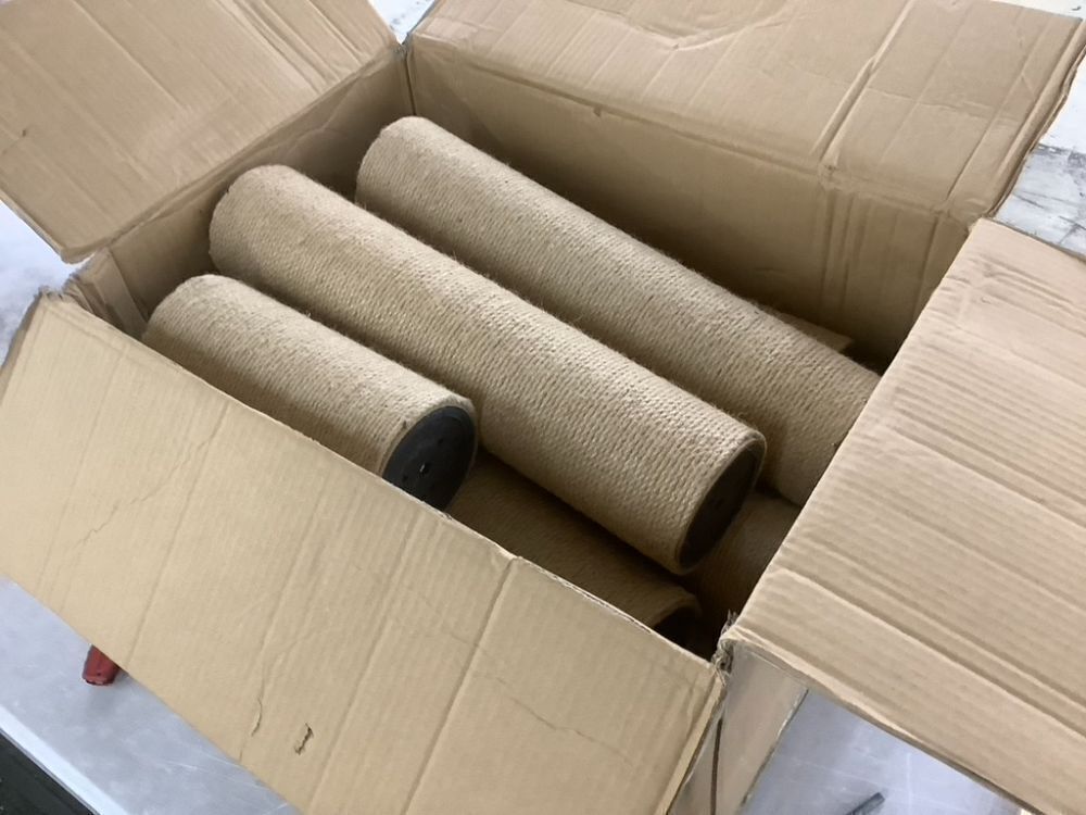 Floor to Ceiling Cat Tower Ajustable Height - 1 Platform Broken - Image 1 - Lot 388