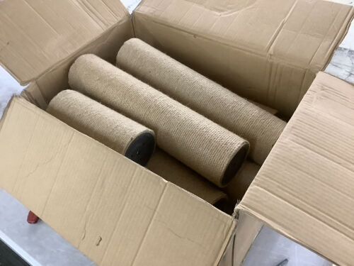 Floor to Ceiling Cat Tower Ajustable Height - 1 Platform Broken - Lot 388