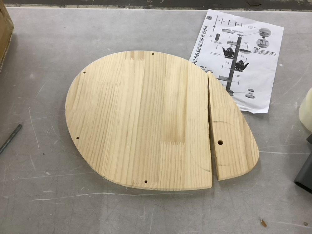 Floor to Ceiling Cat Tower Ajustable Height - 1 Platform Broken - Image 2 - Lot 388