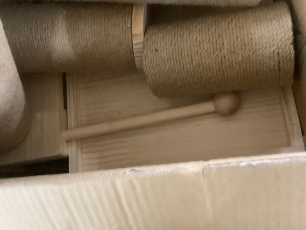 Floor to Ceiling Cat Tower Ajustable Height - 1 Platform Broken - Image 3 - Lot 388