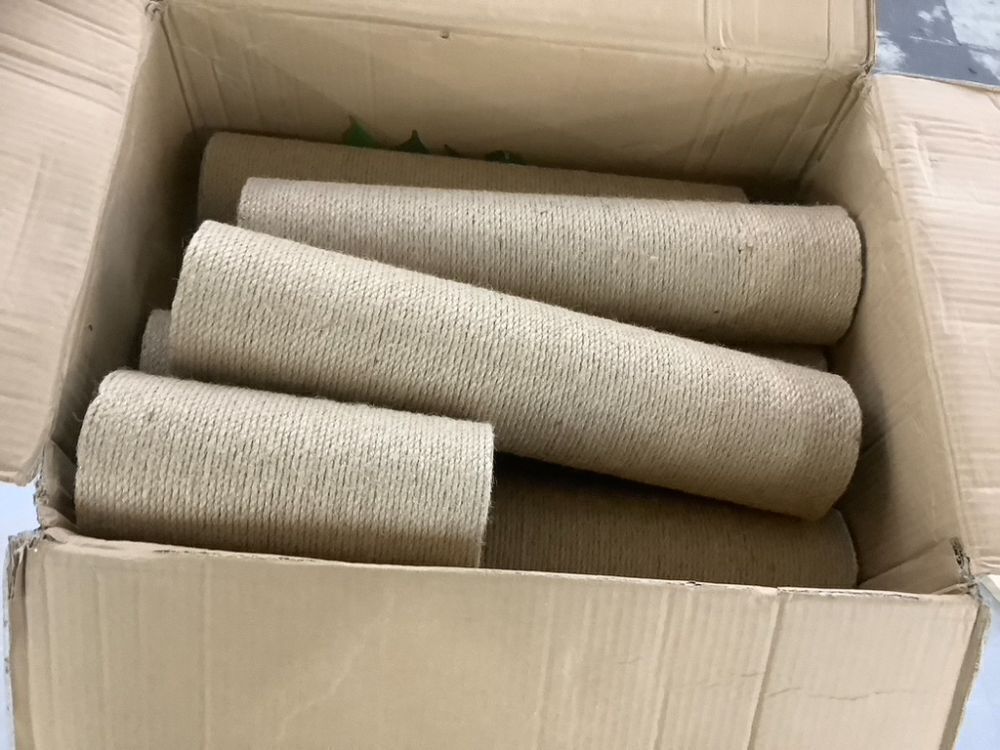 Floor to Ceiling Cat Tower Ajustable Height - 1 Platform Broken - Image 5 - Lot 388