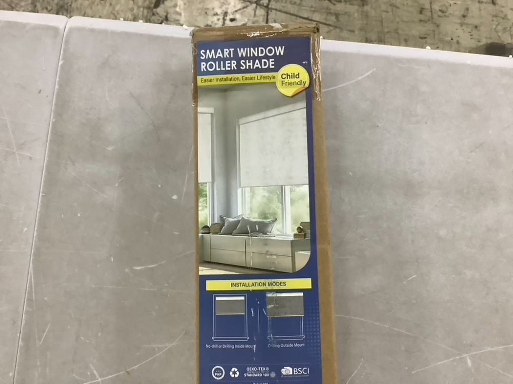 White Roller Shades - Image 2 - Lot 481