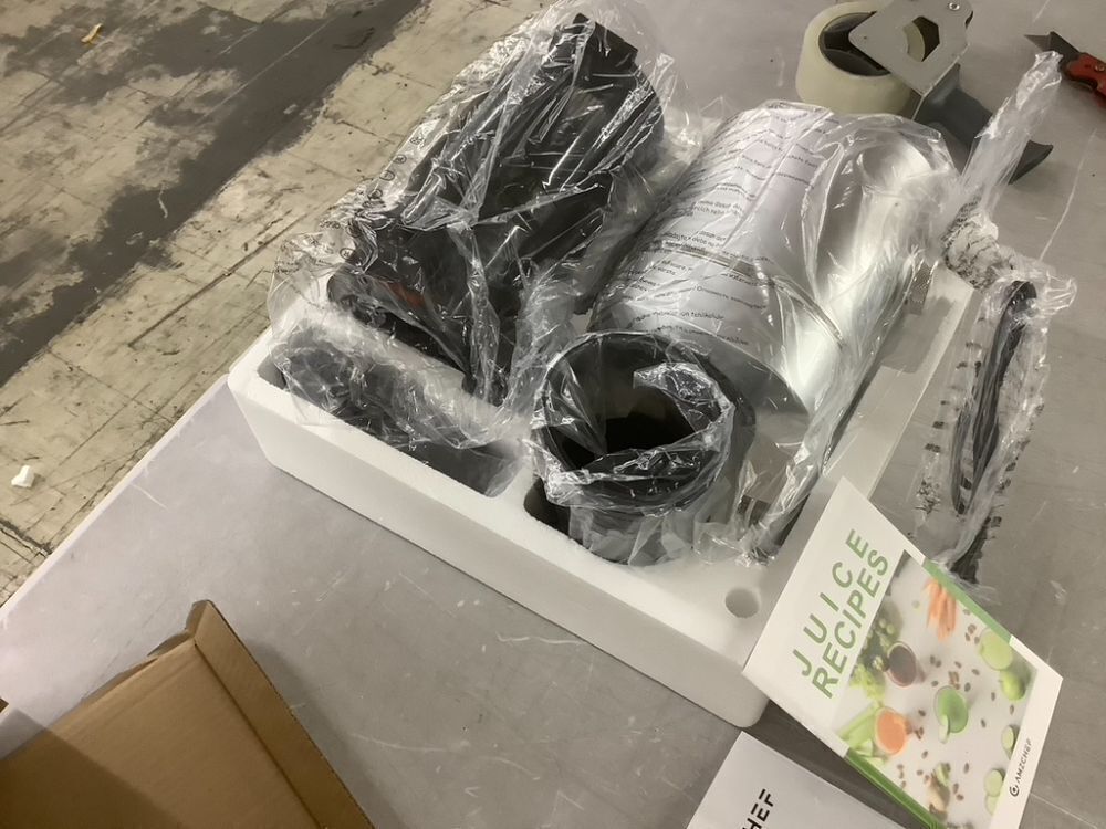 AMZCHEF 5.8" Extra Self-Feeding Cold Press Juicer with Large Auger & Triple Strainers - Image 4 - Lot 185