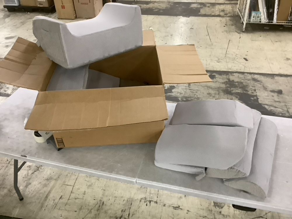 Orthopedic Bed Wedge Pillow Set - Image 1 - Lot 196