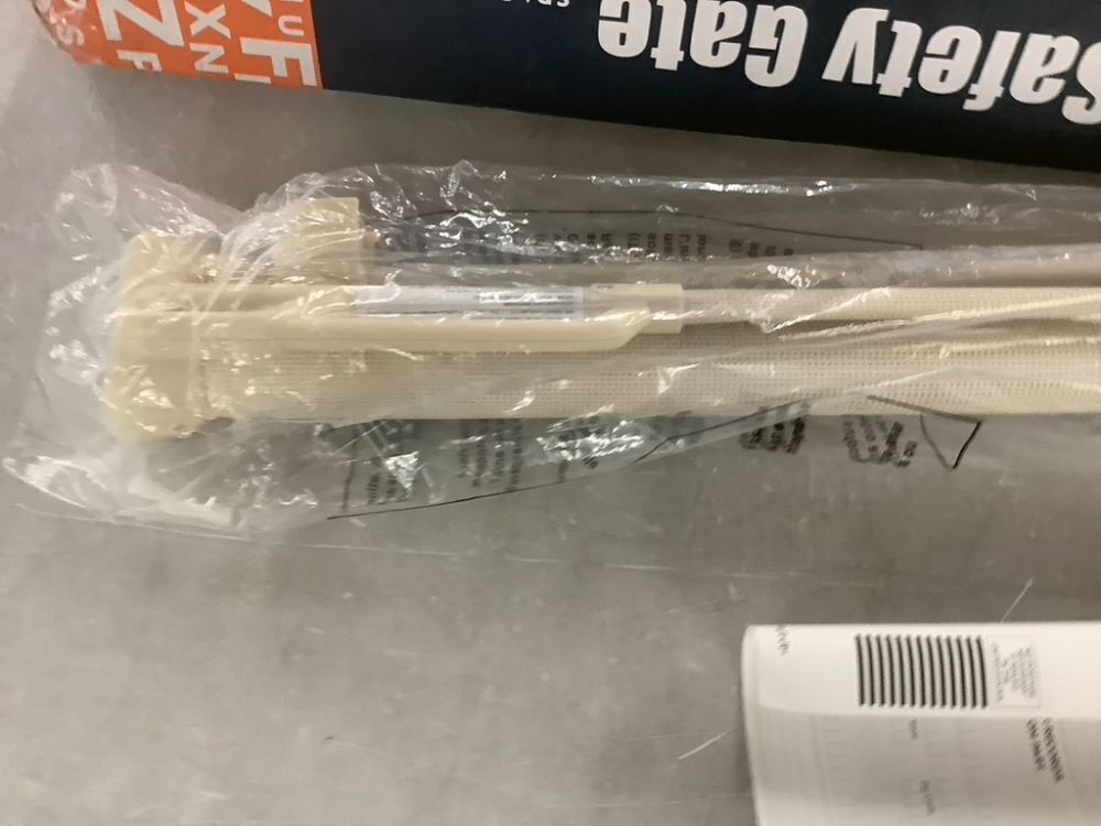 Retractable Baby Gate - Image 2 - Lot 600