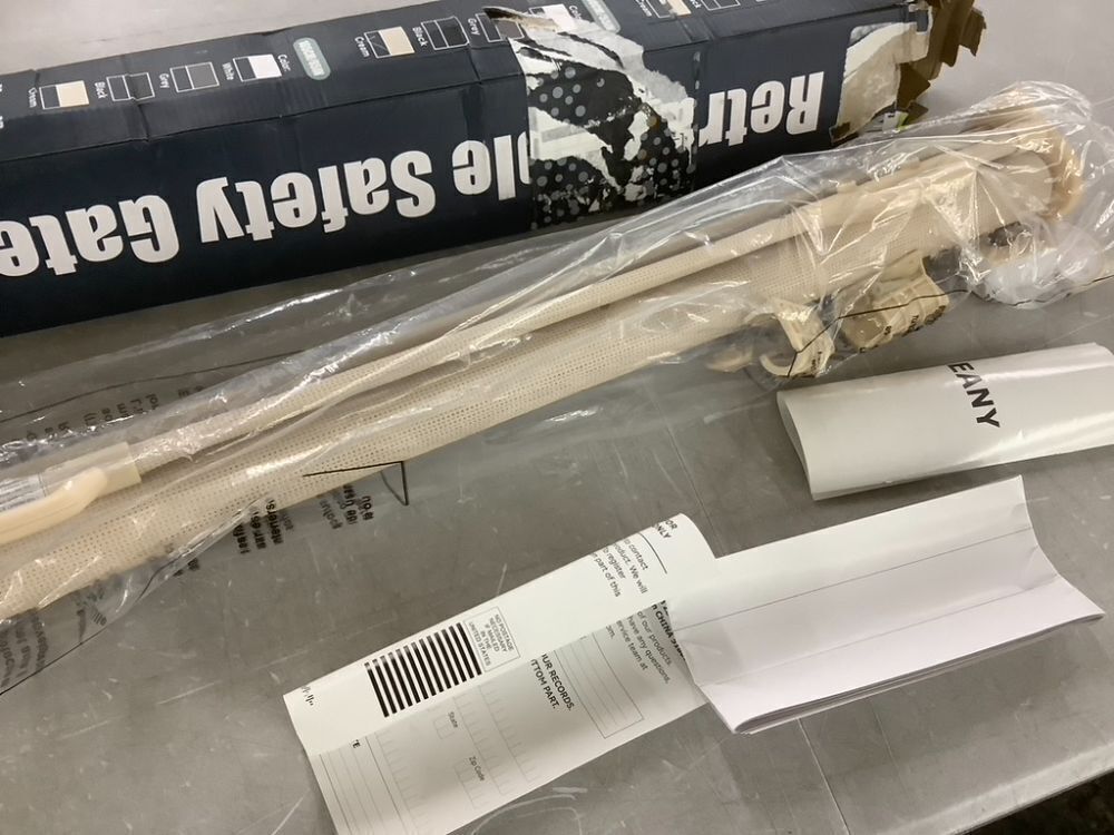 Retractable Baby Gate - Image 3 - Lot 600