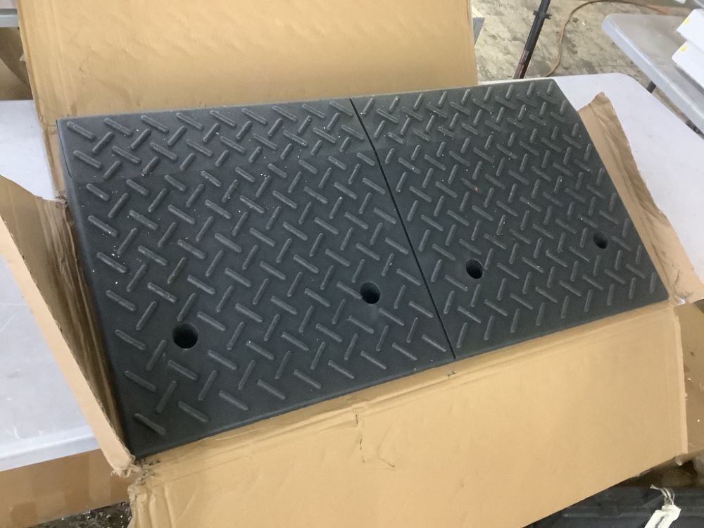 DNA MOTORING 6.9" Rise Heavy Duty Rubber Curb Ramp, 39 in L x 19.5 in W - Image 2 - Lot 793