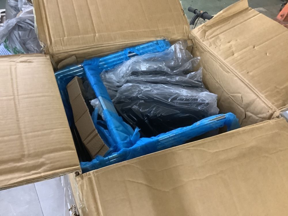 VINGLI 4 Pack Stackable Plastic Office Chairs - Image 2 - Lot 683