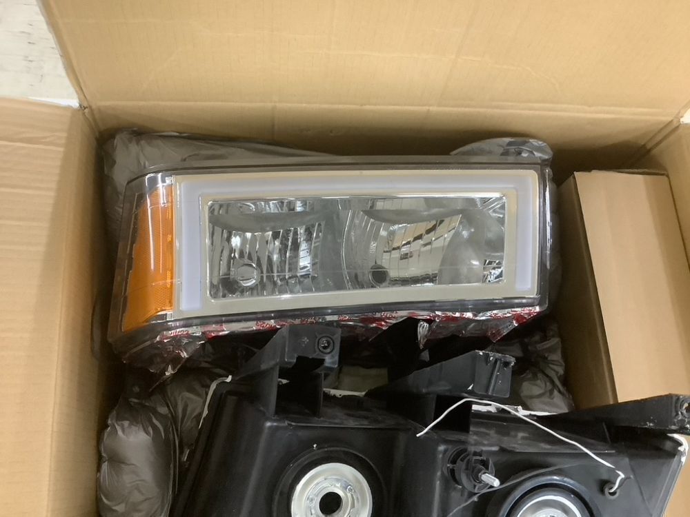 Headlights + Bumper Signal Lamps Pair for Avalanche 1500 2500 02-06 - Image 3 - Lot 307