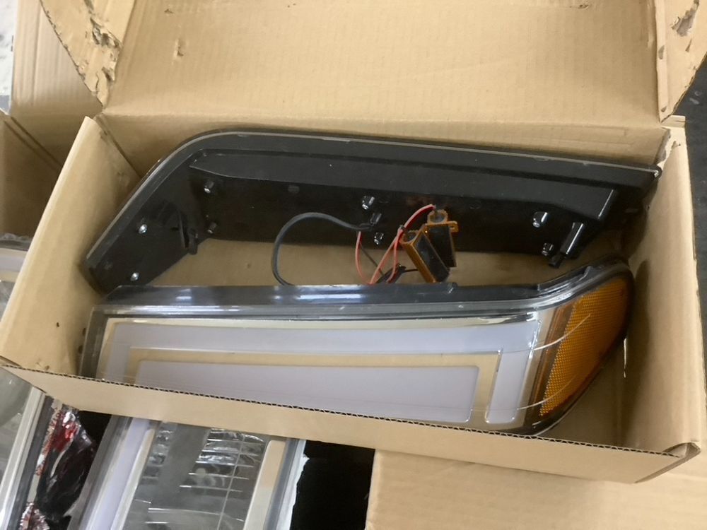 Headlights + Bumper Signal Lamps Pair for Avalanche 1500 2500 02-06 - Image 4 - Lot 307