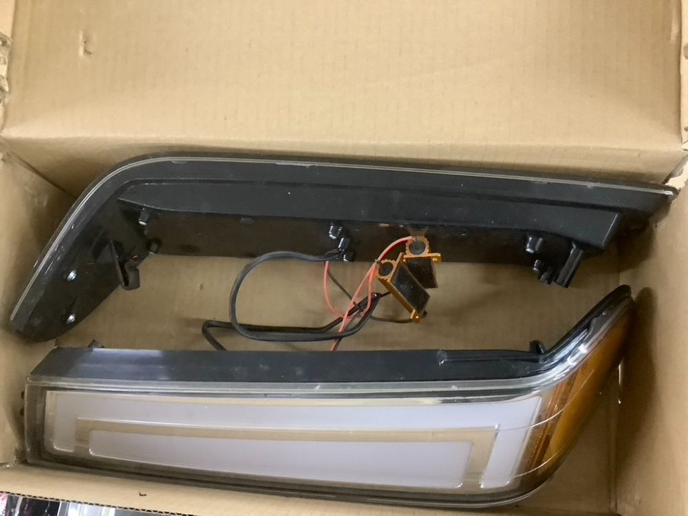 Headlights + Bumper Signal Lamps Pair for Avalanche 1500 2500 02-06 - Image 5 - Lot 307