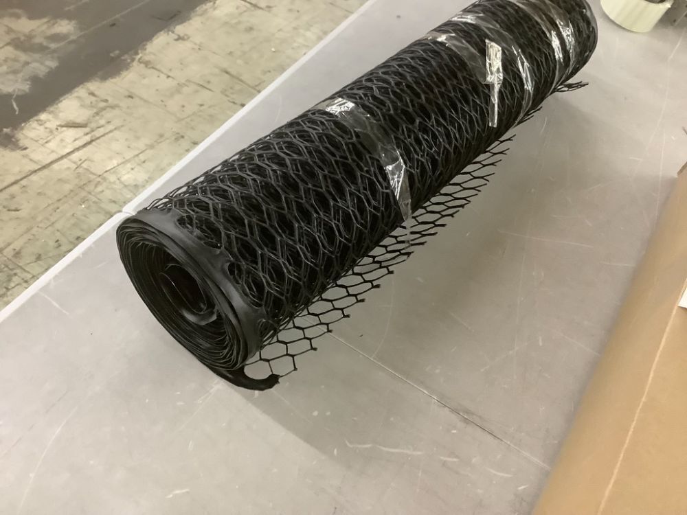 Zebro Plastic Chicken Wire Fence, 2' x 25' - Image 2 - Lot 706