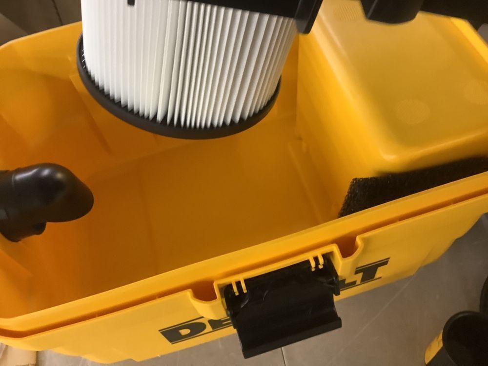 DEWALT 4 Gal. 5.0 HP Poly Wet/Dry Vacuum with Hose and Accessories - Image 5 - Lot 31JF