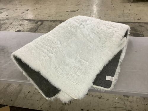 Fluffy Rug, 4' x 6' - Lot 445