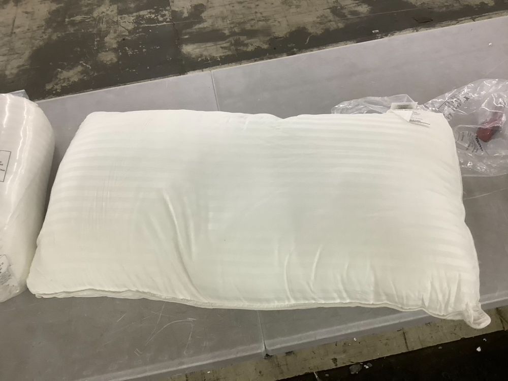 Set of 2 Bed Pillows - Image 2 - Lot 748