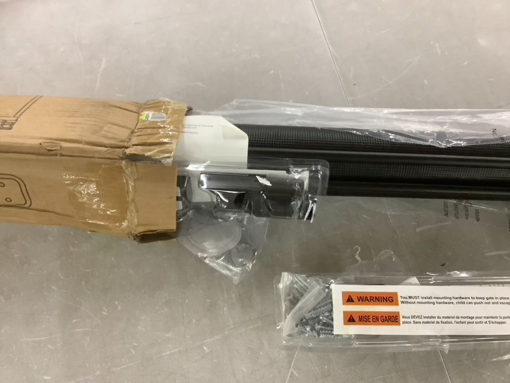 Retractable Baby Gate - Image 3 - Lot 650