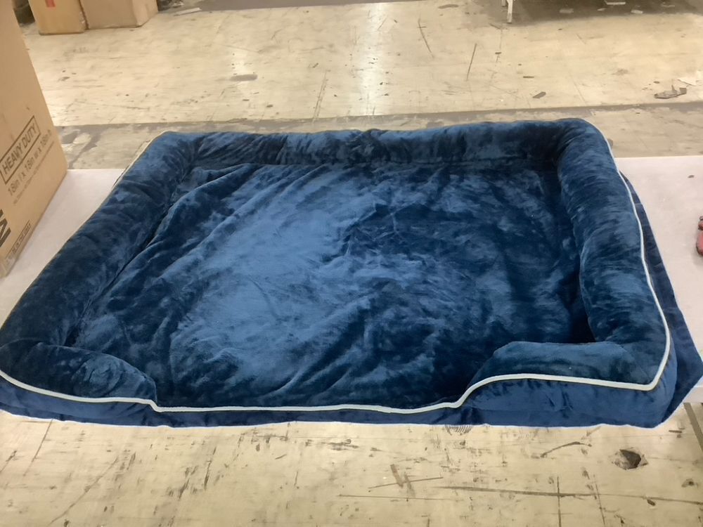 Large Pet Bed - Image 1 - Lot 439